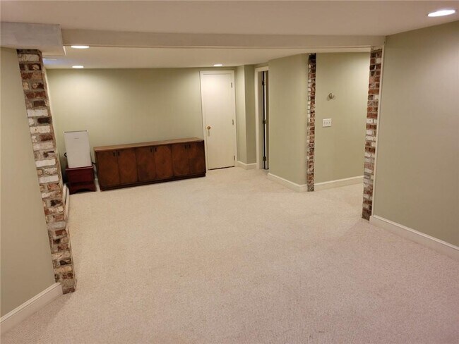 Building Photo - 12 Adelphi Ave