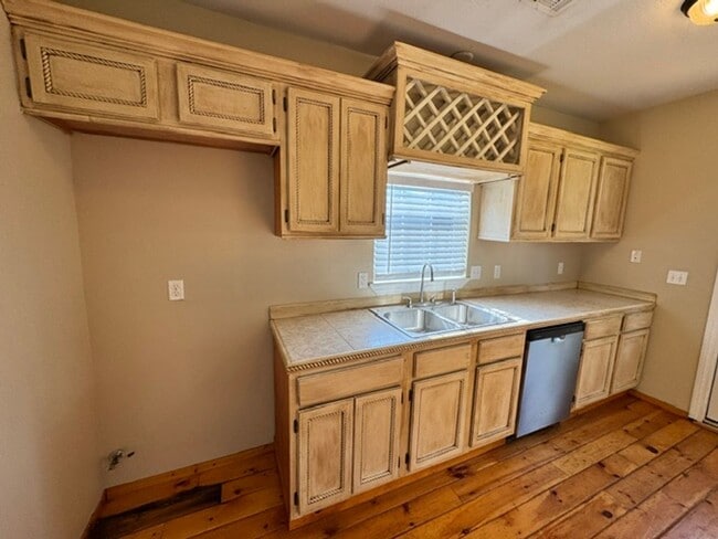 Building Photo - 3 bed 2.5 baths with new paint, carpet and appliances in Chickasha! ready for move in!
