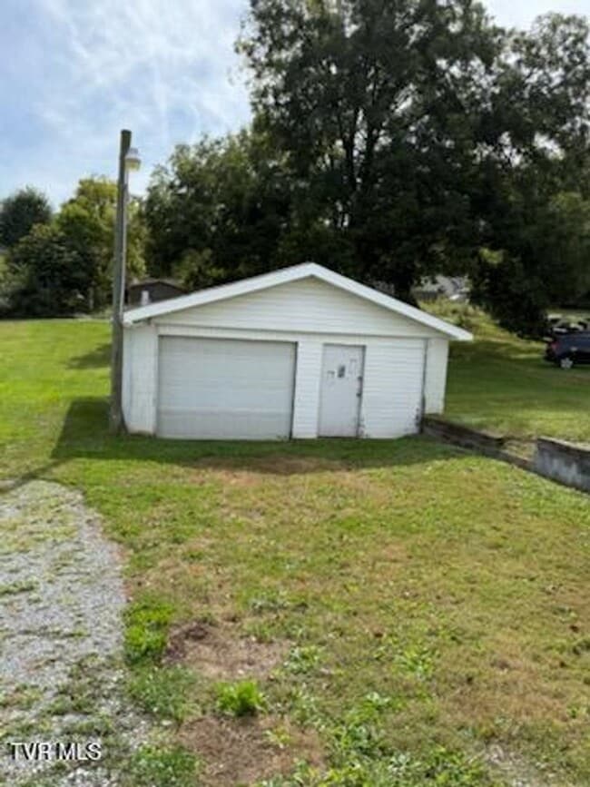 Building Photo - 4 Bedroom 2 Bath in Bristol, TN