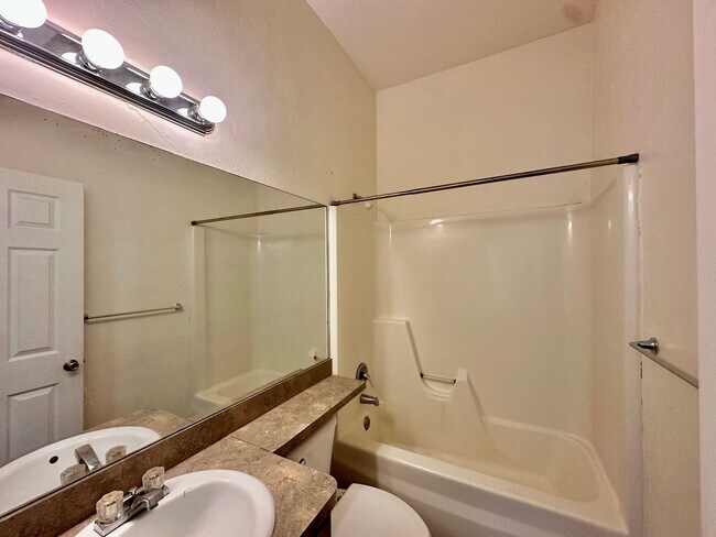 Building Photo - Spacious 2 Bed / 2.5 Bath Townhome in Vict...