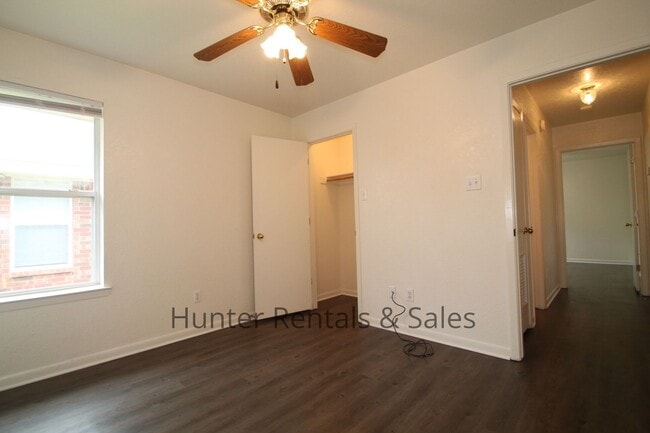 Building Photo - Heights Duplex!