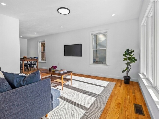 Building Photo - 9 Fennell St