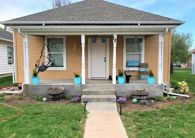 Building Photo - Available October 4, 2025! Remodeled Histo...