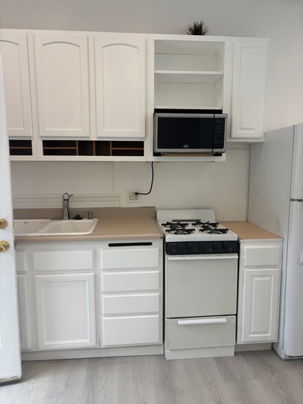 Building Photo - 8561 Orion Ave