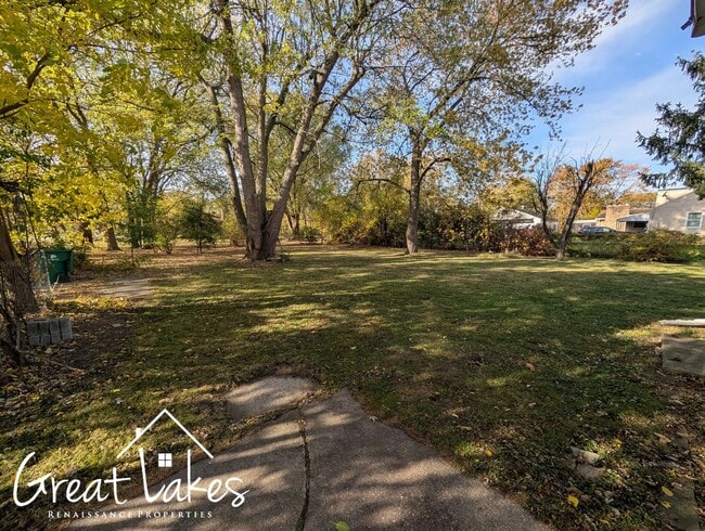 Building Photo - Beautiful 2 Bedroom 1 Bathroom now availab...