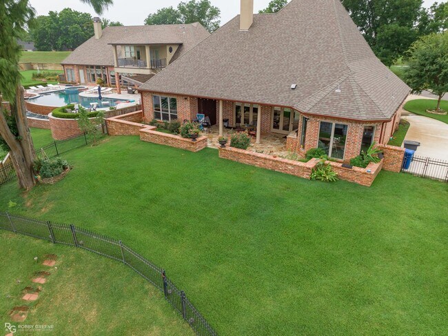 Building Photo - Beautiful Home on the Red River....