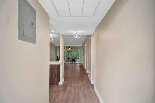 Building Photo - 3051 S Palm Aire Dr