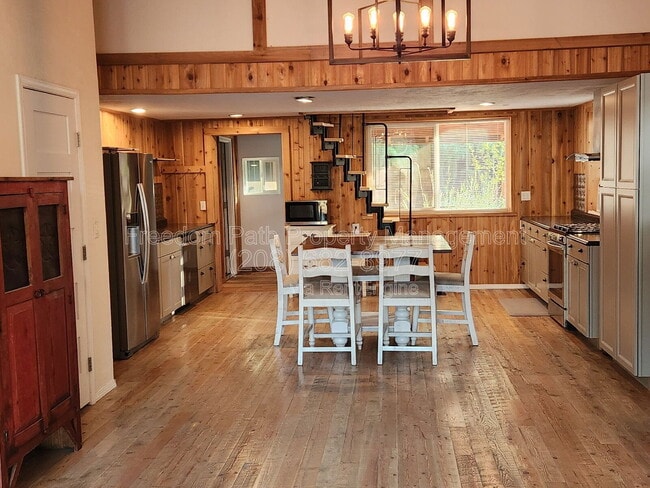Building Photo - 20 Lilac Ln