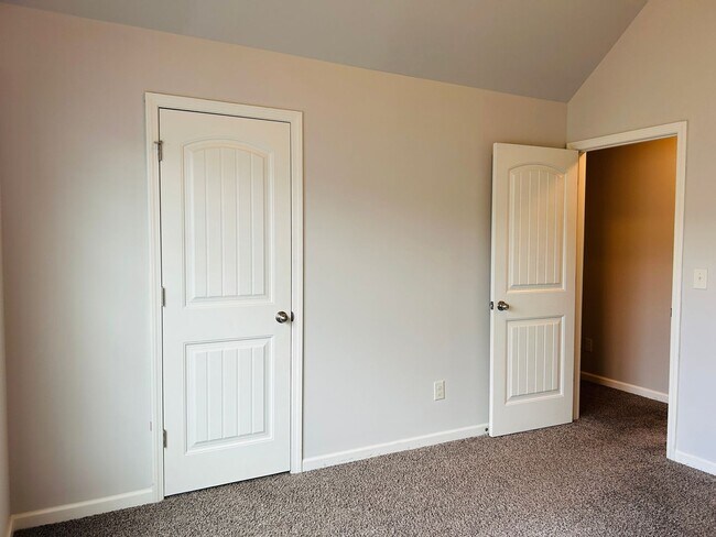 Building Photo - Beautiful 4 bedroom, 2.5 bathroom home In ...