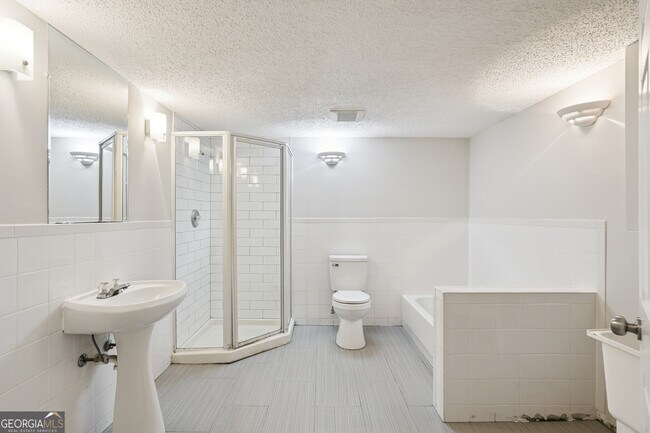 Building Photo - 5206 Clearwater Dr SW