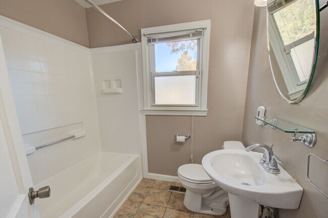 Building Photo - 200 Cynthia Dr