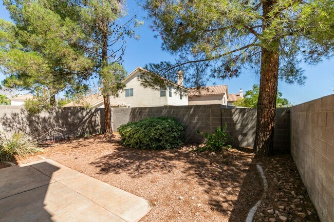 Building Photo - SUMMERLIN, SPACIOUS, 4 BED HOME WHITH A LARGE BACKYARD