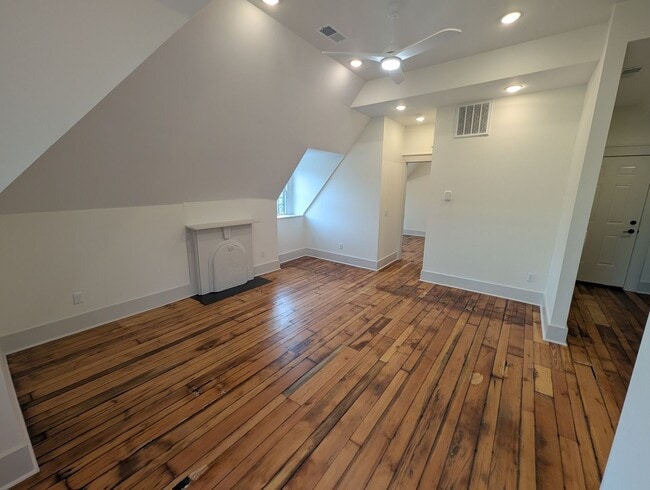 Building Photo - Beautifully Renovated 1 Bed, 1 Bath With In-Unit Washer/Dryer and New Appliances
