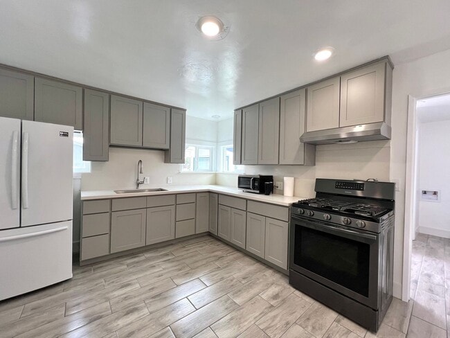 Building Photo - 3 Bedroom Home in Seaside