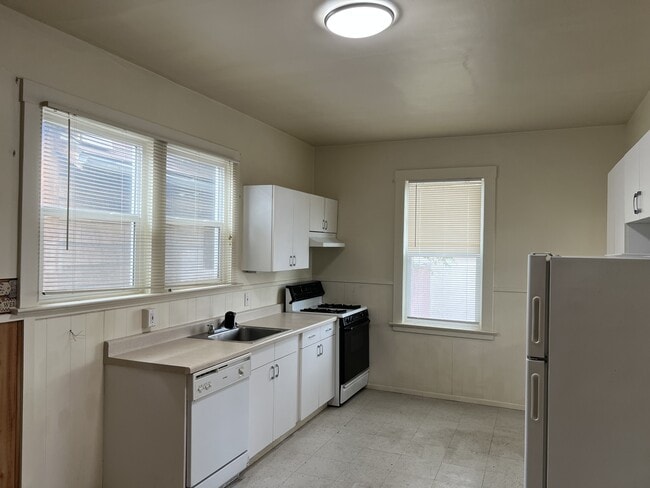 Building Photo - 570 Silver St