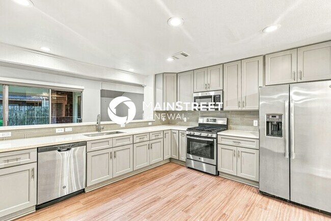 Building Photo - 4 Bedroom Pet-Friendly Home in Houston, TX with Main Street Renewal