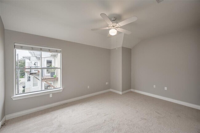 Building Photo - 315 Sandman St