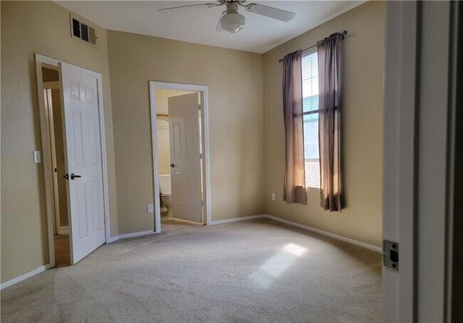 Building Photo - Gated Community Condo, 2 bedroom, 2 bathroom 2 car garage