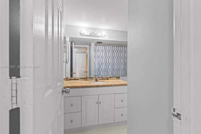 Building Photo - 3083 N Oakland Forest Dr