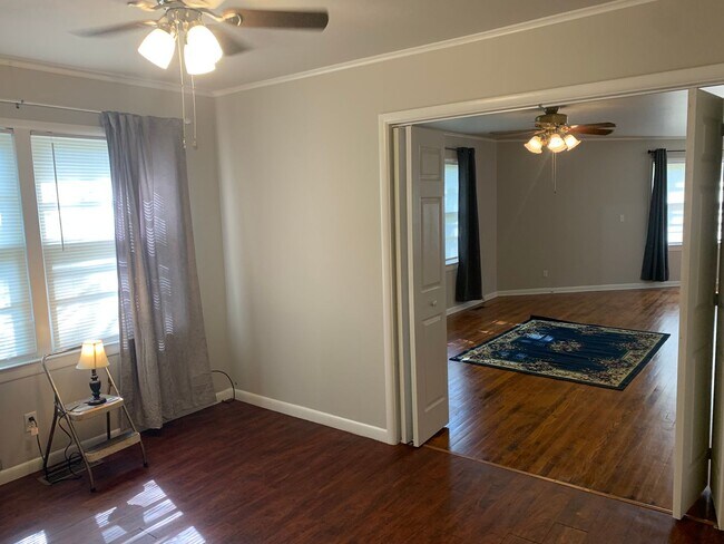 Building Photo - 805 N Hall Ave