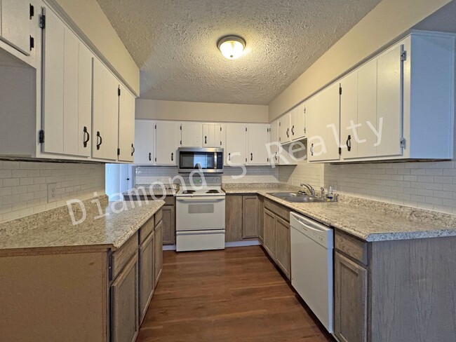 Building Photo - Cute 3 bedroom Home Available Now!