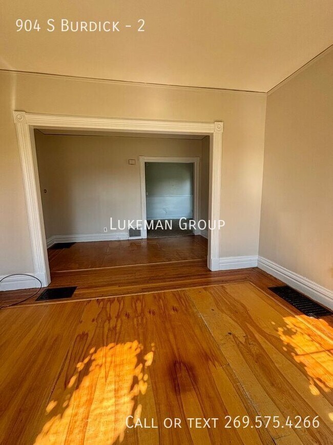 Building Photo - 904 S Burdick-2