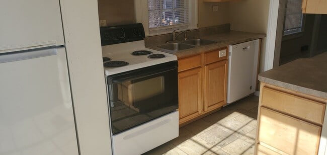 Building Photo - 2 bd, 1 ba house in central west Columbia, wood floors, new paint, low traffic road