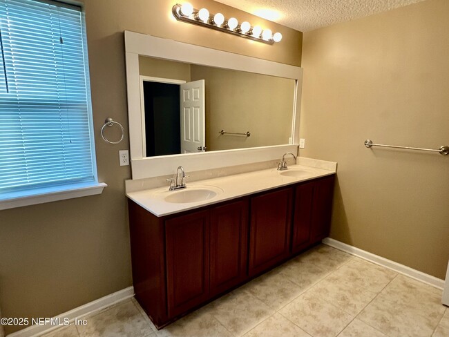Building Photo - 13660 Chipperfield Ln
