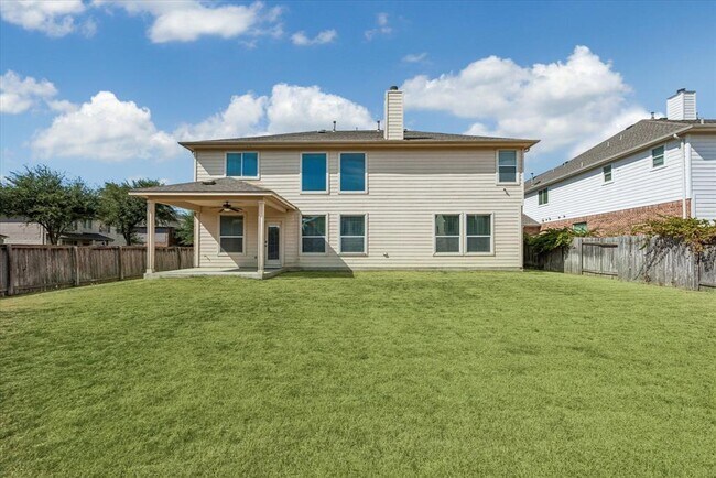 Building Photo - 701 Crestwood Ln