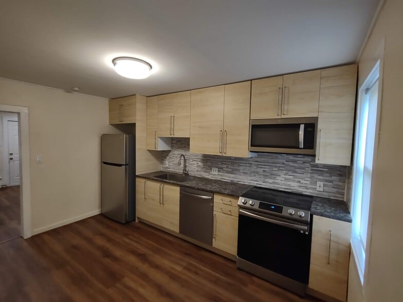 Eat-in kitchen - 273 Main St
