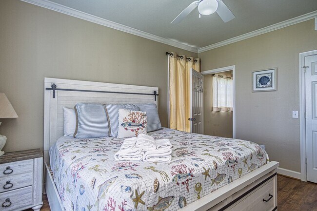 Building Photo - 7000 Seawall Blvd