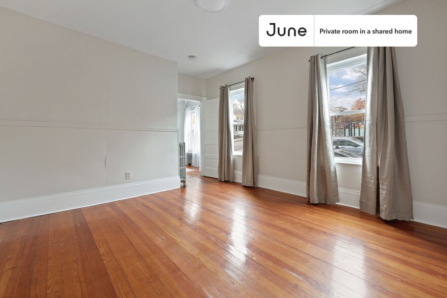 Building Photo - Private bedroom in 3 bed/1 bath Home