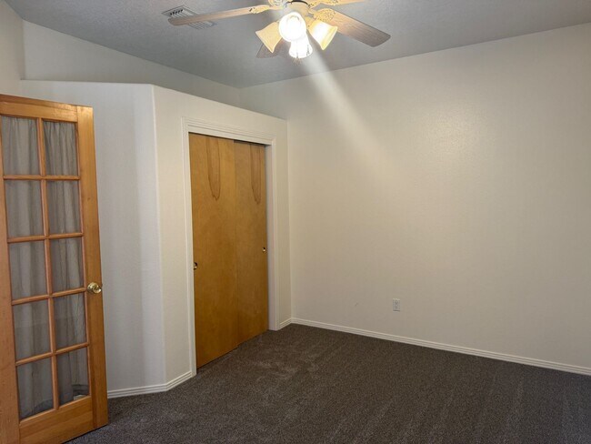 Building Photo - Location, Location!  3 Br, 2 Ba, fireplace in living room, kitchen appliances