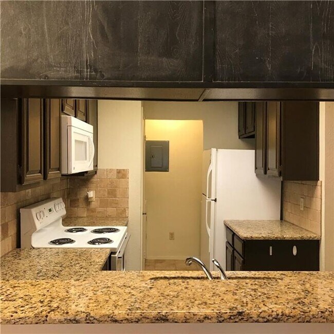 Building Photo - K669 - Croix #227