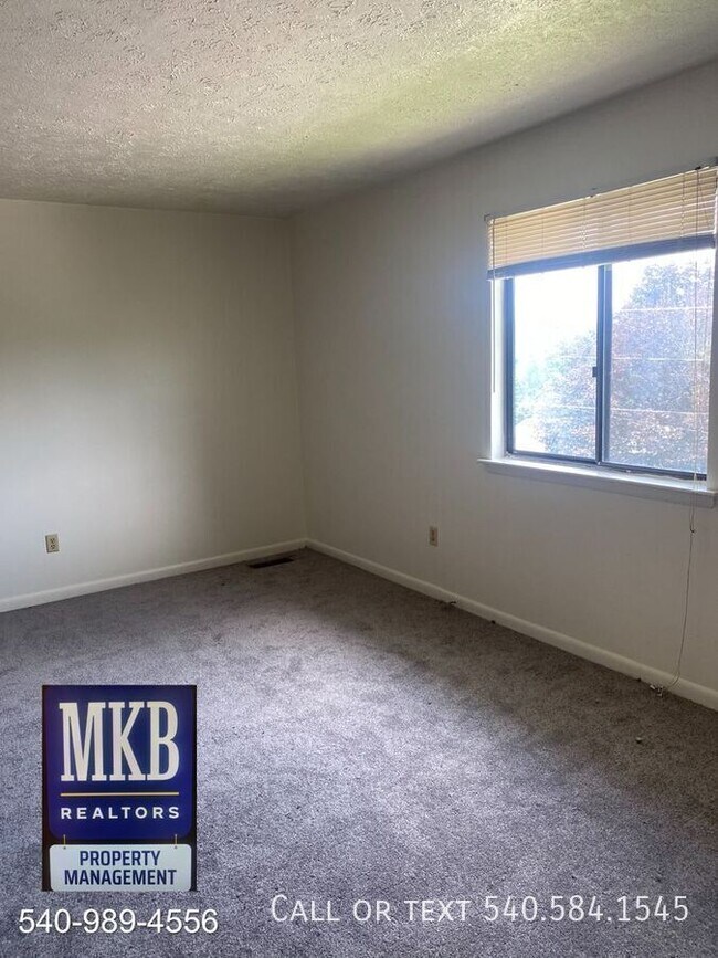 Building Photo - 216 Dalewood Ave