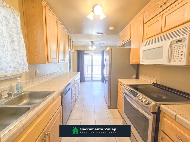 Building Photo - 8765 Crucero Dr