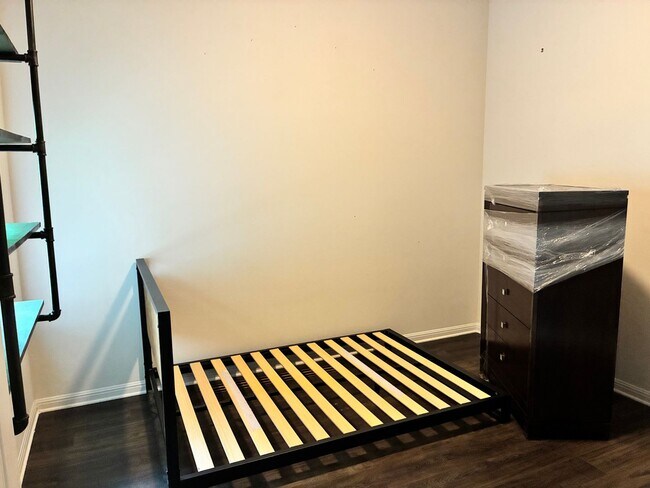 Building Photo - Elegant 6 BR 5 BA Home with Modern Amenities