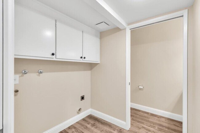 Building Photo - 4082 Weymouth Ln