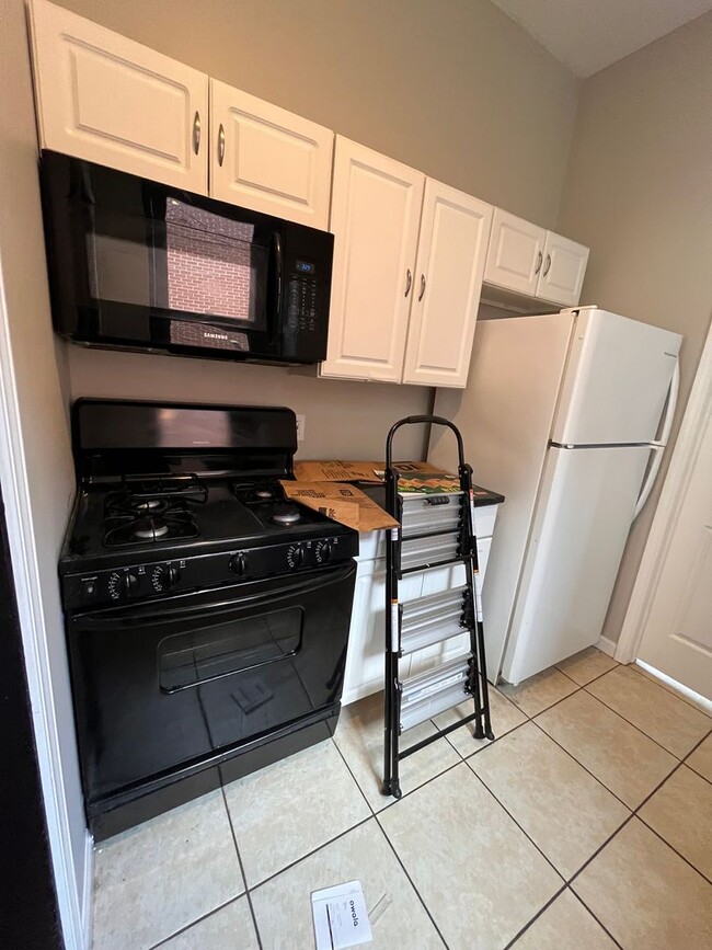 Building Photo - Large Home in ShadySide, Newly Rennovated!