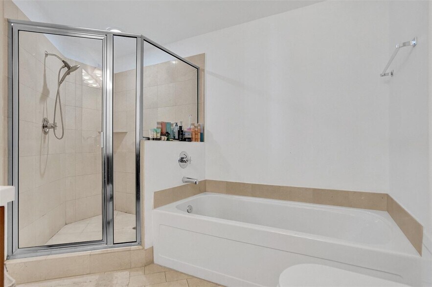 Building Photo - 1111 SW 1st Ave