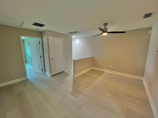 Building Photo - Beautiful 3 Bed, 2.5 Bath Townhome in Mode...