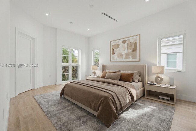 Building Photo - 315 Santander Ave