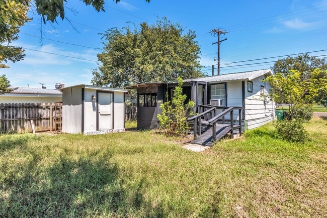 Building Photo - 107 E 11th St