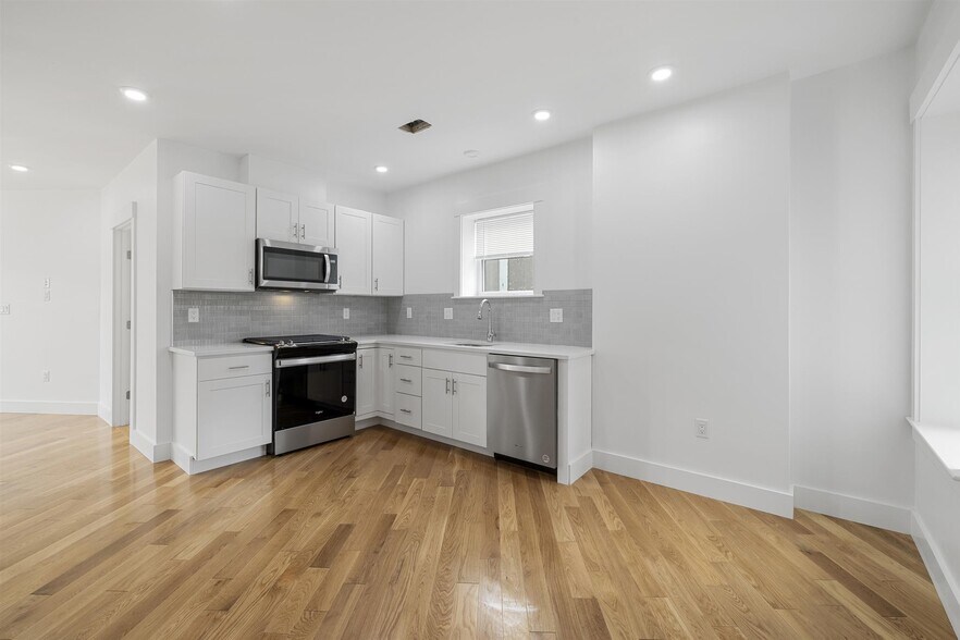 Building Photo - 401 Columbia St