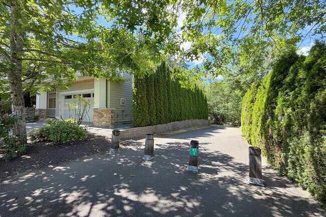 Building Photo - 3Bd/2.5Ba Redmond Home