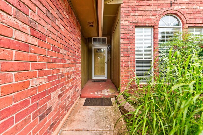 Building Photo - 2912 Edinburg Dr