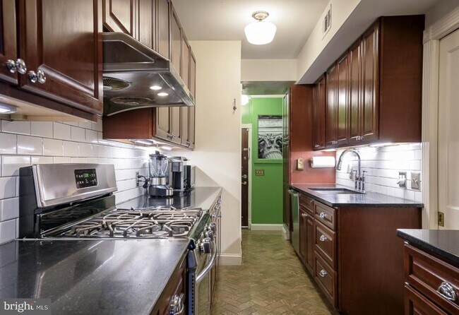 Building Photo - 721 12th St SE