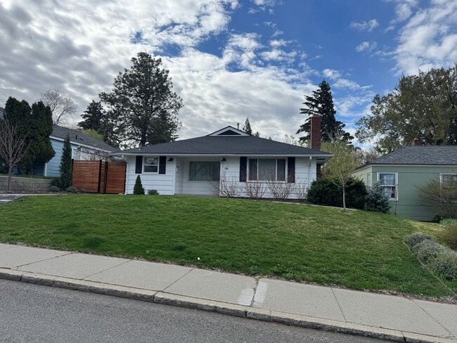 Building Photo - Spacious Home with Great Location