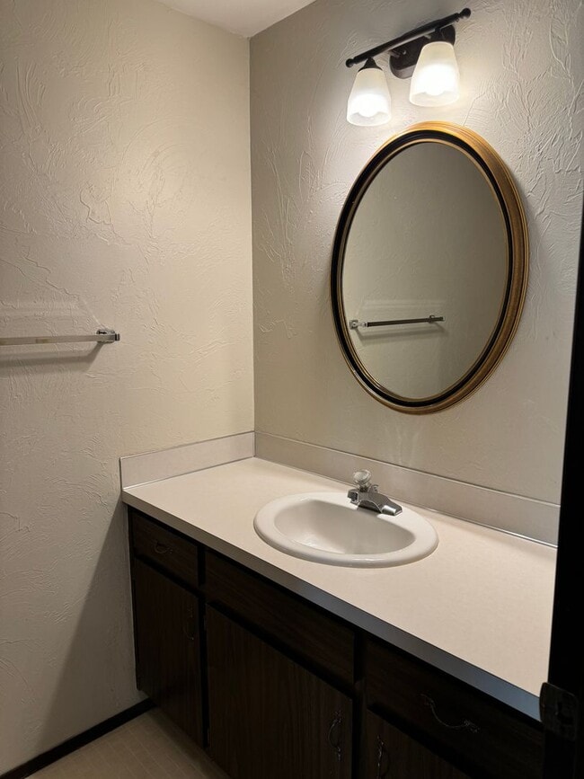 Building Photo - 3 bedroom 2.5 bathroom duplex off Coburg Rd.