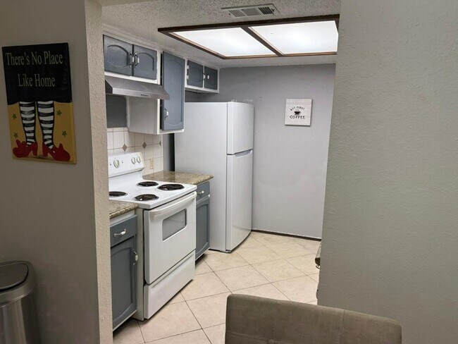 Building Photo - 907 E Meadowmere Ln